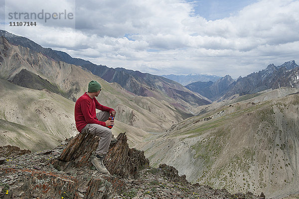 Ein Trekker hält an  um die Aussicht vom Gipfel des Konze La in der abgelegenen Himalaya-Region Ladakh in Nordindien zu bewundern  Indien  Asien