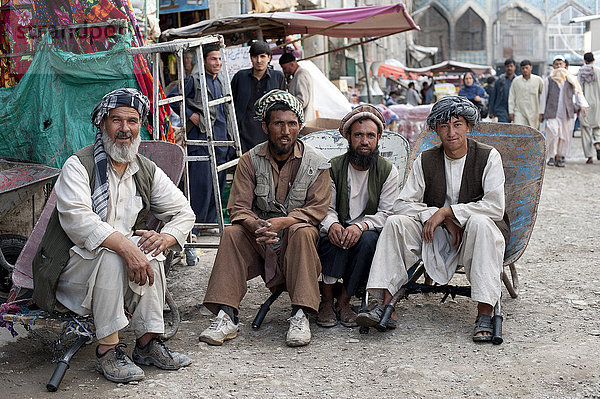 Eine kurze Auszeit für diese hart arbeitenden Afghanen auf einem Basar in Kabul  Afghanistan  Asien