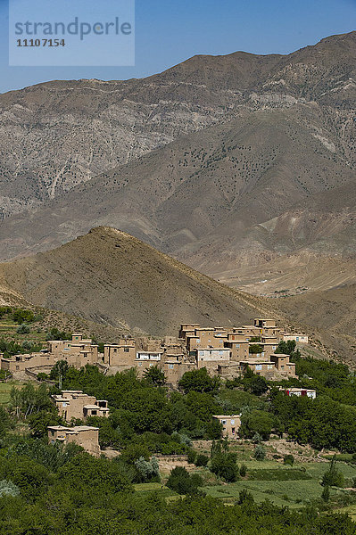 Ein Dorf und Terrassenfelder mit Weizen und Kartoffeln im Panjshir-Tal  Afghanistan  Asien