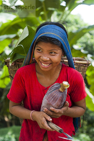 Ein Chakma-Mädchen im Rangamati-Gebiet in Bangladesch sammelt Bananenblüten  die für die Zubereitung von Curry verwendet werden  Bangladesch  Asien