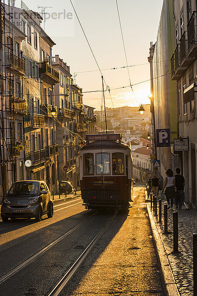 Straßenbahn in Lissabon  Portugal  Europa