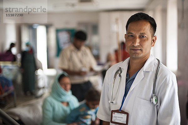 Zwei Ärzte prüfen die Krankenakte eines Patienten in einer Station des Dadeldhura-Krankenhauses in Nepal  Asien