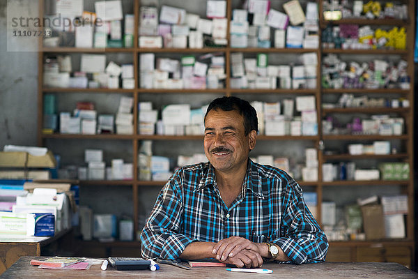 Ein Mann arbeitet in einer Apotheke neben einem Krankenhaus im Westen Nepals  Asien