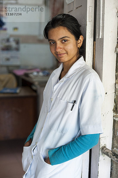 Eine Krankenschwester im Bezirkskrankenhaus von Gorkha in Nepal  Asien