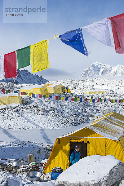 Gebetsfahnen und das Everest-Basislager am Ende des Khumbu-Gletschers auf 5350 m  Himalaya  Nepal  Asien