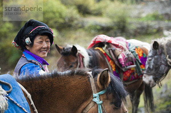 Eine tibetische Frau vom Berg Siguniang in der Provinz Sichuan  China  Asien