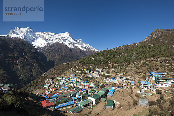 Namche  das Haupthandels- und Touristenzentrum in der Khumbu-Region (Everest) mit dem Gipfel des Kongde Ri  6187 m  im Hintergrund  Himalaya  Nepal  Asien