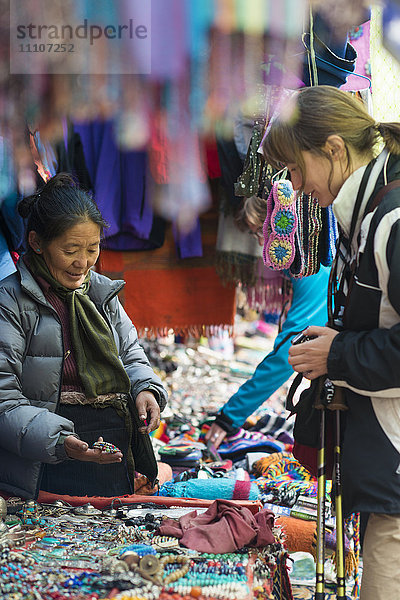 Einkaufen von Souvenirs in Namche Bazaar  dem Hauptort des Everest-Basislager-Trekkings  Nepal  Asien