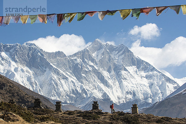 Ein Trekker auf dem Weg zum Everest-Basislager  der Mount Everest ist der Gipfel auf der linken Seite  von oben weht Spinnweben  Himalaya  Nepal  Asien