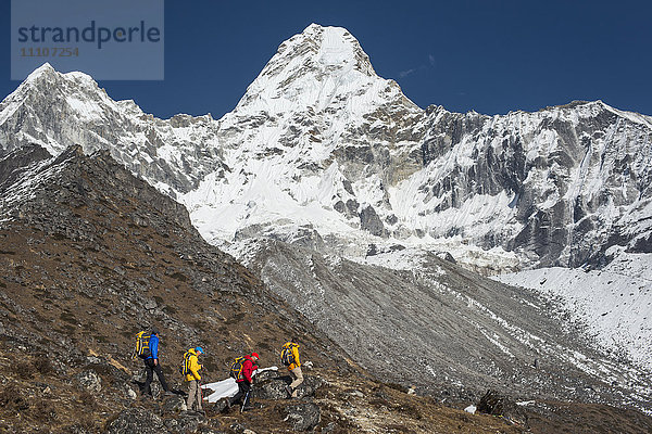 Ein Bergsteigerteam mit Blick auf die Ama Dablam  Everest-Region  Himalaya  Nepal  Asien
