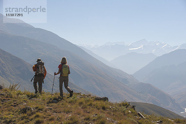 Wanderer machen sich auf den Weg nach Osten durch das Juphal-Tal in Lower Dolpa im Westen Nepals  Himalaya  Nepal  Asien