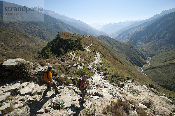 Wanderer machen sich auf den Weg nach Osten durch das Juphal-Tal in Lower Dolpa im Westen Nepals  Himalaya  Nepal  Asien