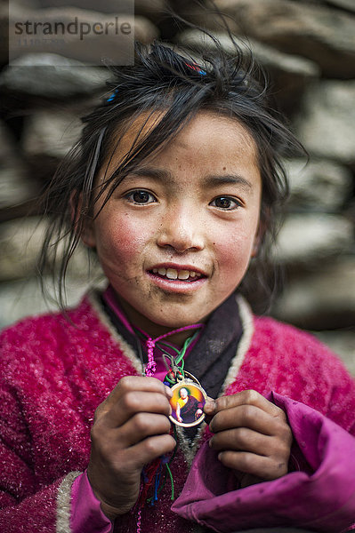 Ein kleines buddhistisches Mädchen im Tsum-Tal  Manaslu-Region  Nepal  Asien