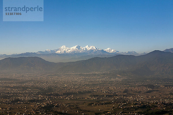 Das gesamte Kathmandutal und die Stadt vor dem Hintergrund des Himalaya  Nepal  Asien