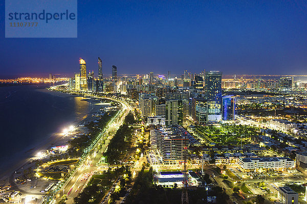 Skyline und Corniche  Stadtteil Al Markaziyah bei Nacht  Abu Dhabi  Vereinigte Arabische Emirate  Naher Osten