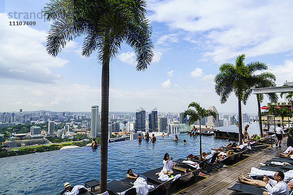 Infinity-Pool auf dem Dach des Marina Bay Sands Hotel mit spektakulärem Blick auf die Skyline von Singapur  Singapur  Südostasien  Asien