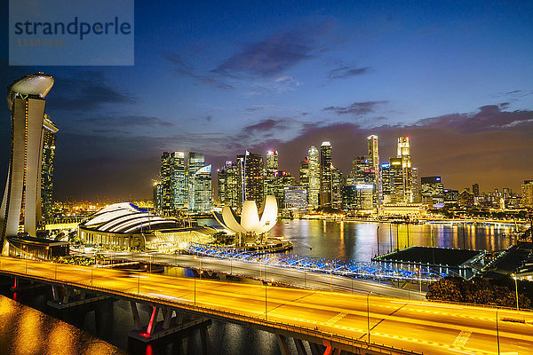 Belebte Straßen  die zu den Marina Bay Sands  den Gardens by the Bay und dem ArtScience Museum führen  in der Abenddämmerung mit der Skyline dahinter  Singapur  Südostasien  Asien