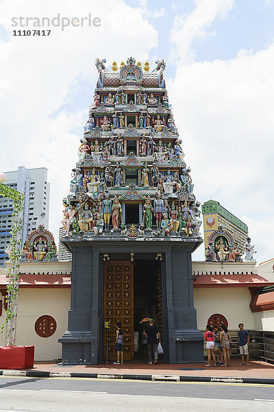 Sri-Mariamman-Tempel in Chinatown  der älteste Hindu-Tempel Singapurs mit seinem farbenfroh verzierten Gopuram (Turm)  Singapur  Südostasien  Asien