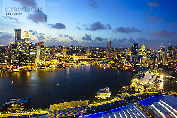 Die Türme des Central Business District und der Marina Bay in der Abenddämmerung  Singapur  Südostasien  Asien