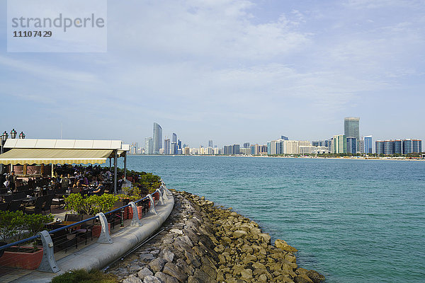 Restaurant mit Blick auf die Skyline des Golfs  Abu Dhabi  Vereinigte Arabische Emirate  Naher Osten