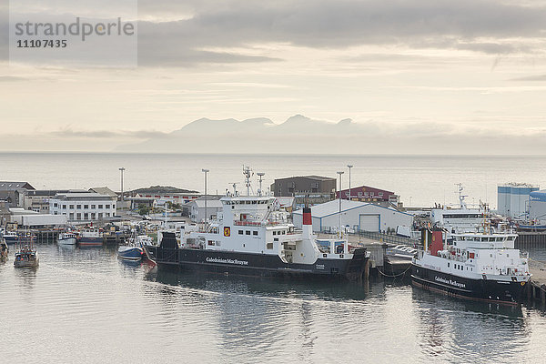 Hafen von Mallaig und entfernte Isle of Rum  Highlands  Schottland  Vereinigtes Königreich  Europa