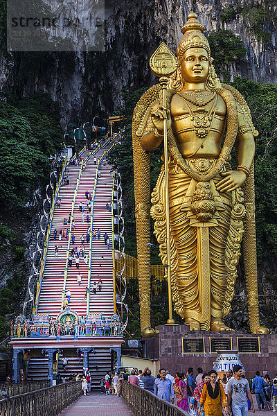 Die riesige Statue des hinduistischen Gottes Murugan am Eingang zu den Batu-Höhlen  Gomback  Selangor  Malaysia  Südostasien  Asien
