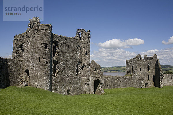 Türme und Mauer in der Burg Llansteffan  Llansteffan  Carmarthenshire  Wales  Vereinigtes Königreich  Europa