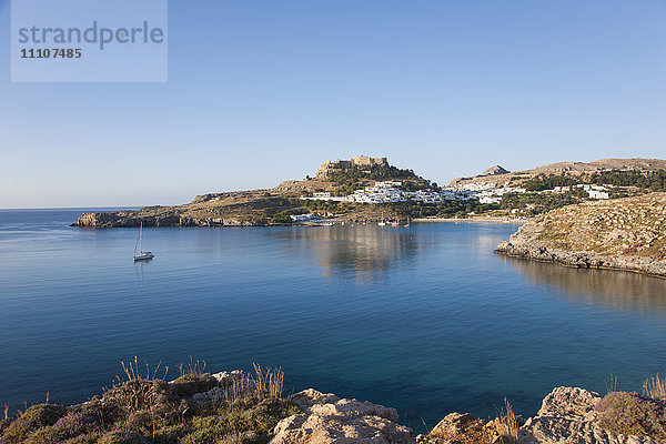 Blick über die ruhigen Gewässer der Bucht von Lindos  Lindos  Rhodos  Dodekanes-Inseln  Südliche Ägäis  Griechenland  Europa