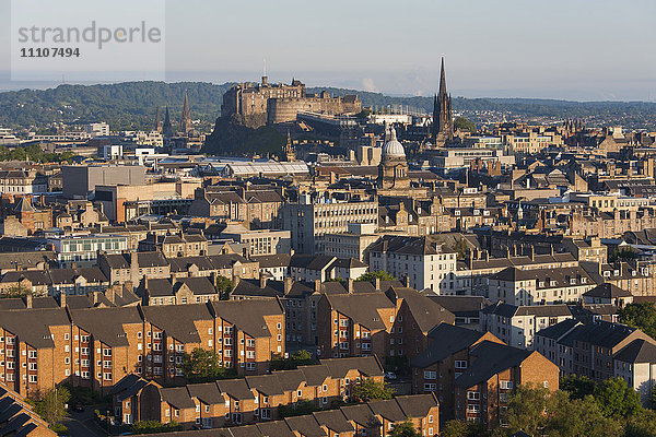 Blick vom Holyrood Park über die Dächer der Stadt zum Edinburgh Castle  Edinburgh  Stadt Edinburgh  Schottland  Vereinigtes Königreich  Europa