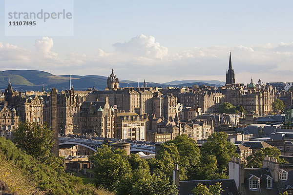 Blick auf die Skyline der Altstadt vom Calton Hill  Edinburgh  Stadt Edinburgh  Schottland  Vereinigtes Königreich  Europa
