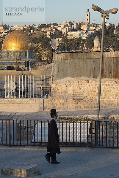 Orthodoxe Juden auf dem Dach  das zum Galicia-Hof führt  Jerusalem Altstadt  Israel  Naher Osten