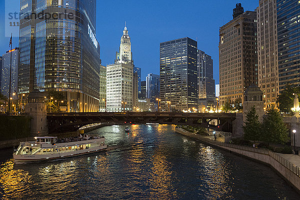 Entlang des Chicago River in der Abenddämmerung  Downtown Chicago  Illinois  Vereinigte Staaten von Amerika  Nordamerika