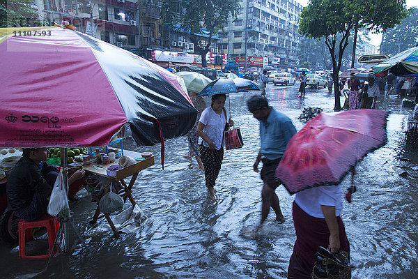 Starker Regen in den Straßen von Yangon (Rangun)  Myanmar (Burma)  Asien