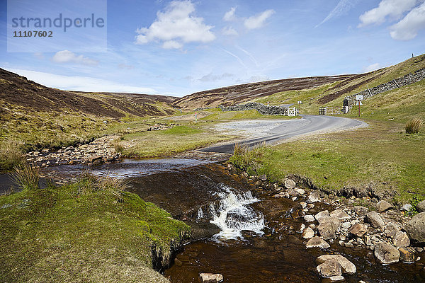 Ford auf der Straße  die durch die Fernsehserie von James Herriot bekannt wurde  Swaledale  Yorkshire Dales  North Yorkshire  Yorkshire  England  Vereinigtes Königreich  Europa