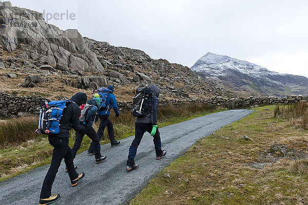 Wanderer brechen im Winter vom Pen Y Pass auf  um den Mount Snowdon im Snowdonia National Park  Gwynedd  Wales  Vereinigtes Königreich  Europa zu besteigen.