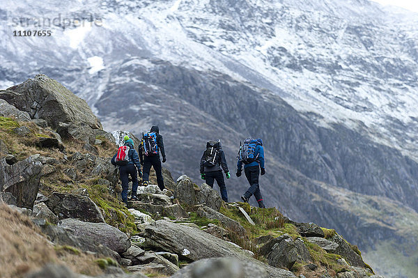 Wanderer brechen im Winter vom Pen Y Pass auf  um den Mount Snowdon im Snowdonia National Park  Gwynedd  Wales  Vereinigtes Königreich  Europa zu besteigen
