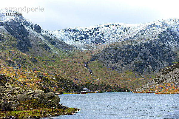 Blick auf den Llyn (See) Ogwen im Snowdonia National Park  Gwynedd  Wales  Vereinigtes Königreich  Europa