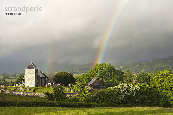 Ein Regenbogen über der St. David's Church in dem kleinen walisischen Weiler Llanddewir Cwm  Powys  Wales  Vereinigtes Königreich  Europa