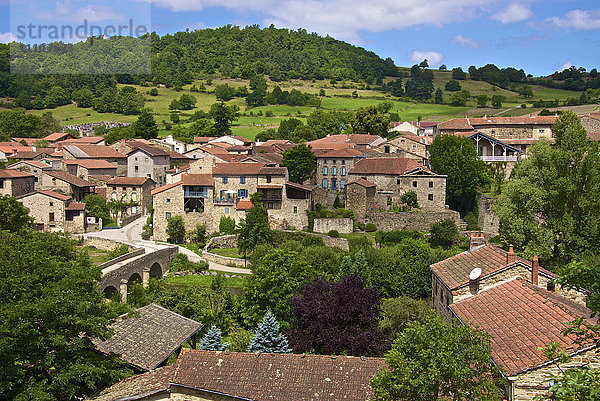 Panorama von Lavaudieu  einem mittelalterlichen Dorf  Auvergne  Haute Loire  Frankreich  Europa