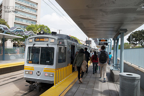 U-Bahn-Zug der Station Exposition Park  Teil des neuen öffentlichen Verkehrssystems von Los Angeles  Los Angeles  Kalifornien  Vereinigte Staaten von Amerika  Nordamerika