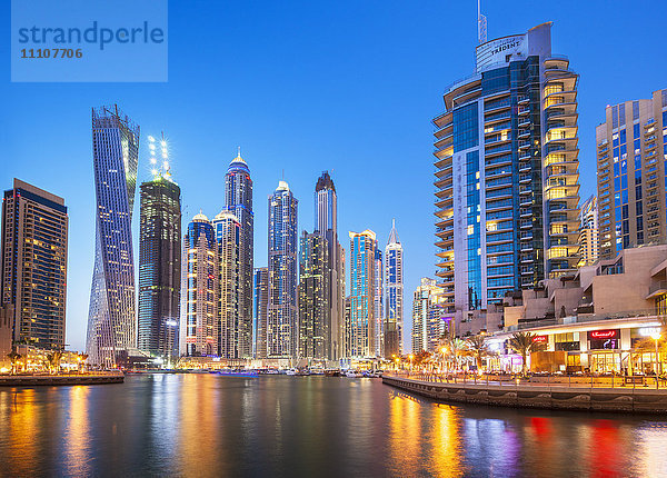 Dubai Marina Skyline bei Nacht  Dubai City  Vereinigte Arabische Emirate  Naher Osten