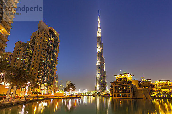 Dubai Burj Khalifa und Wolkenkratzer bei Nacht  Dubai City  Vereinigte Arabische Emirate  Naher Osten