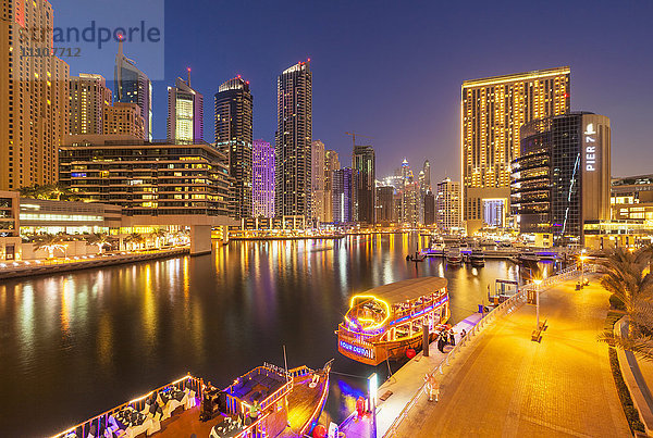 Dubai Marina Skyline und Touristenboote bei Nacht  Dubai City  Vereinigte Arabische Emirate  Naher Osten