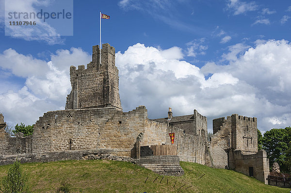 Das mittelalterliche Prudhoe Castle aus dem 12. Jahrhundert  am Fluss Tyne  Northumberland  England  Vereinigtes Königreich  Europa