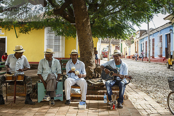Musikkapelle auf einem Platz in Trinidad  Provinz Sancti Spiritus  Kuba  Westindien  Karibik  Mittelamerika