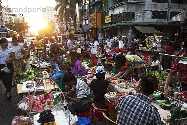 Straßenmarkt  Yangon (Rangun)  Myanmar (Birma)  Asien