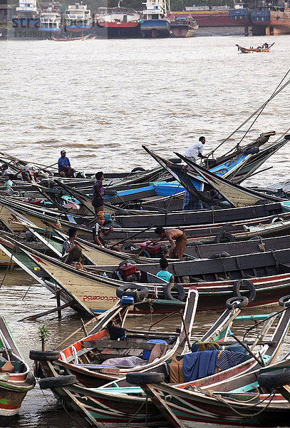 Flussleben  Passagierfähren  Yangon River  Yangon (Rangoon)  Myanmar (Burma)  Asien