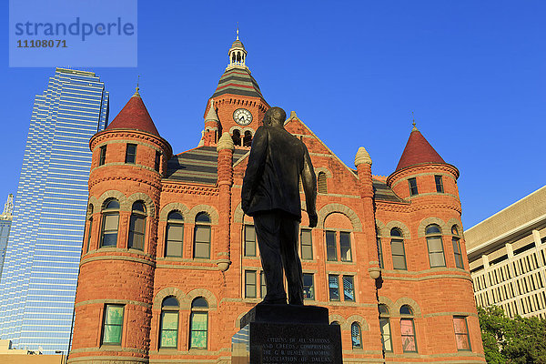 George Dealey Statue und Old Red Museum  Dealey Plaza  Dallas  Texas  Vereinigte Staaten von Amerika  Nordamerika