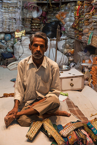 Mann verkauft traditionelle Gürtel und Kleidung in der Stadt Jaipur  Rajaasthan  Indien  Asien