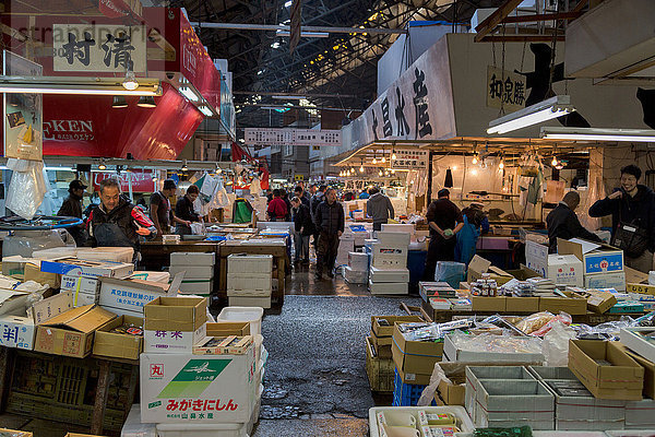 Stände auf dem geschäftigen Tsukiji-Fischmarkt in Tokio  Japan  Asien